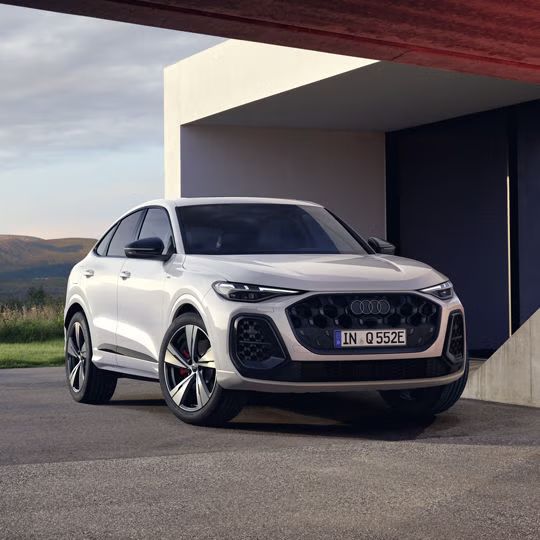 Seitliche Frontansicht eines weißen Audi Q5 Sportback e-hybrid