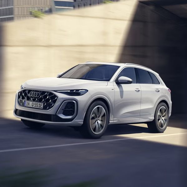 Dynamische Ansicht des Audi Q5 SUV e-hybrid