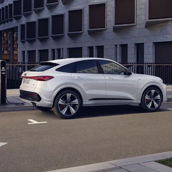 Seitenansicht eines weißen Audi Q5 Sportback e-hybrid