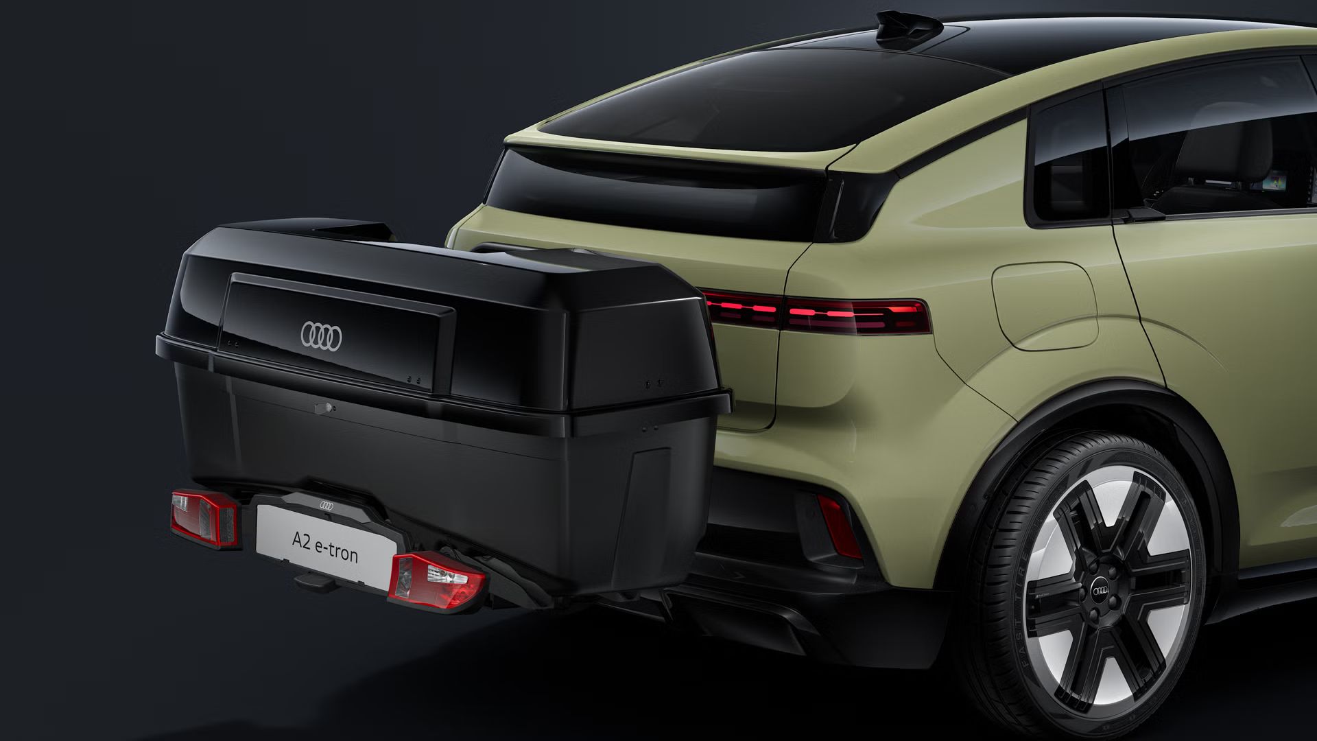 Nahaufnahme des Hecks eines Audi A2 e-tron mit montierter Heckbox, fotografiert schräg von hinten.