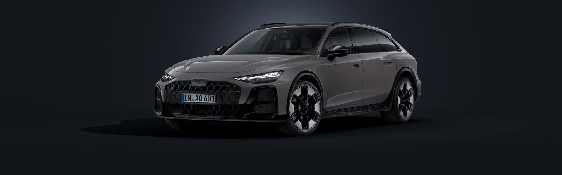 Der Audi A6 allroad schräg von vorn auf dunklem Hintergrund.